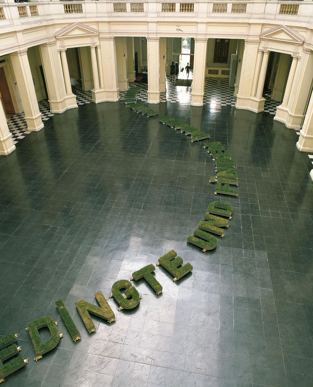 En la imagen podemos ver parte del edificio del Museo de Arte Contemporáneo de Santiago, intervenido artísticamente por el profesor Gonzalo Díaz.